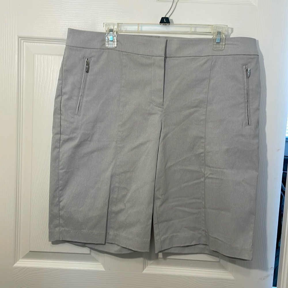 Isod Golf shorts in light grey Zippered front pockets & front sliming seam